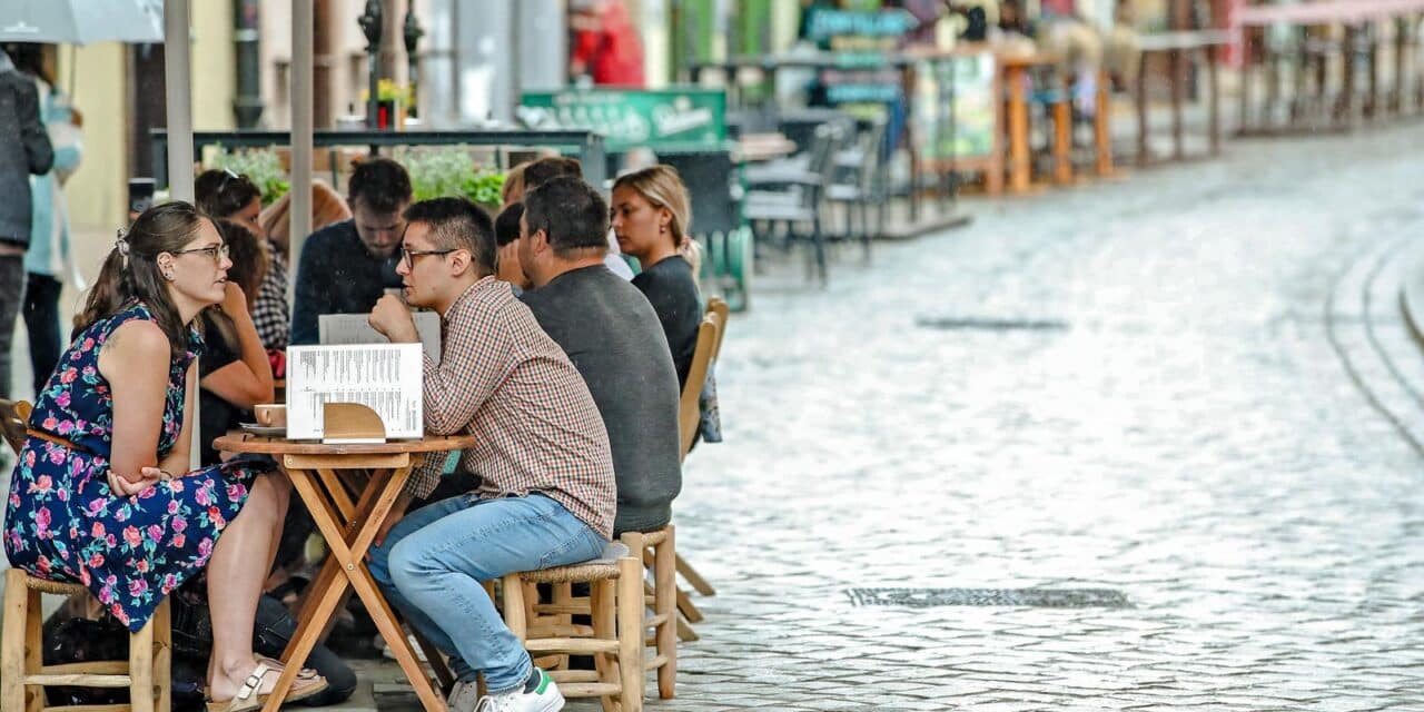 Iako je kiša, u malenom kafiću za uživanje dovoljno je dobro društvo