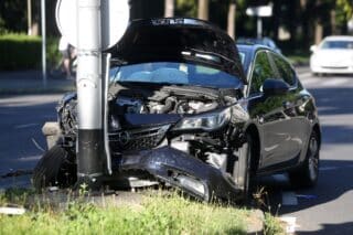 Sudar dva automobila na križanju Kombolove i Ulice Božidara Magovca u Zagrebu