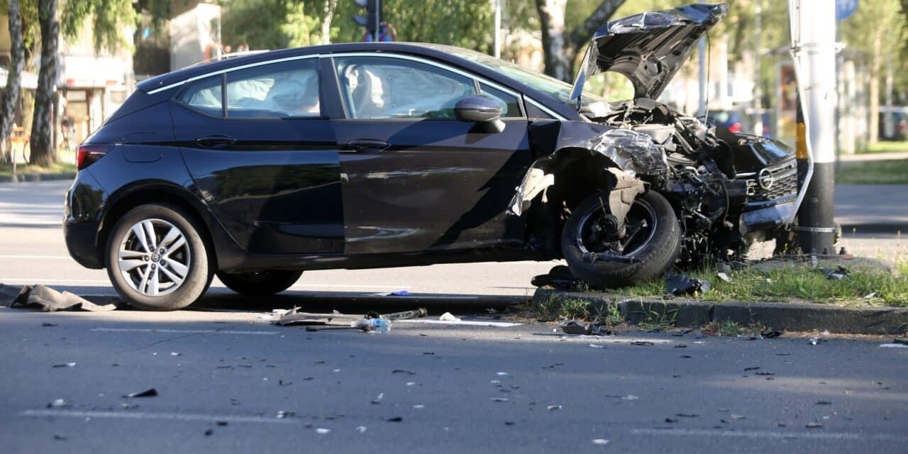Sudar dva automobila na križanju Kombolove i Ulice Božidara Magovca u Zagrebu