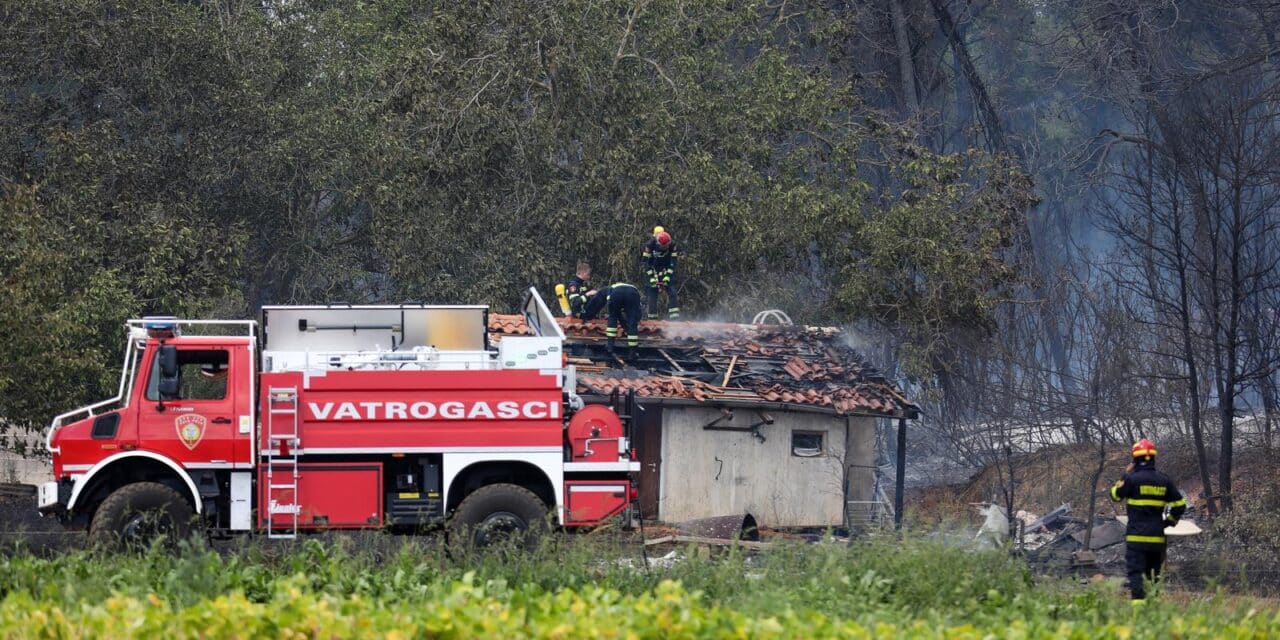 Pula: Vatrogasci ugasili objekt uz šumu koji je izgorio u požaru