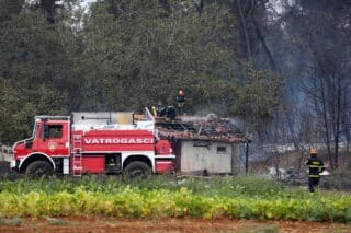 Pula: Vatrogasci ugasili objekt uz šumu koji je izgorio u požaru