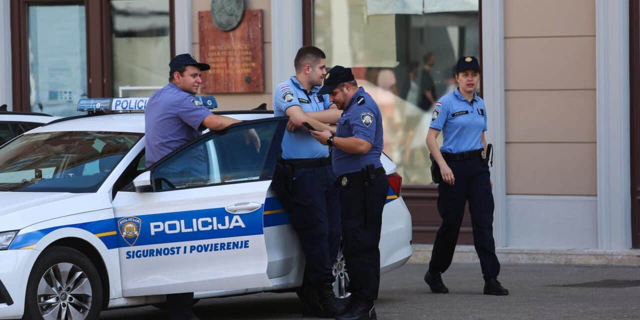 Zagreb: Policija na Trgu bana Josipa Jelačića uoči utakmice Dinama i Ludogoreca