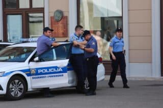 Zagreb: Policija na Trgu bana Josipa Jelačića uoči utakmice Dinama i Ludogoreca