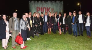 Zagreb: Osvjetljavanjem fontana ružičastom bojom počela kampanja Udruge Pink Life