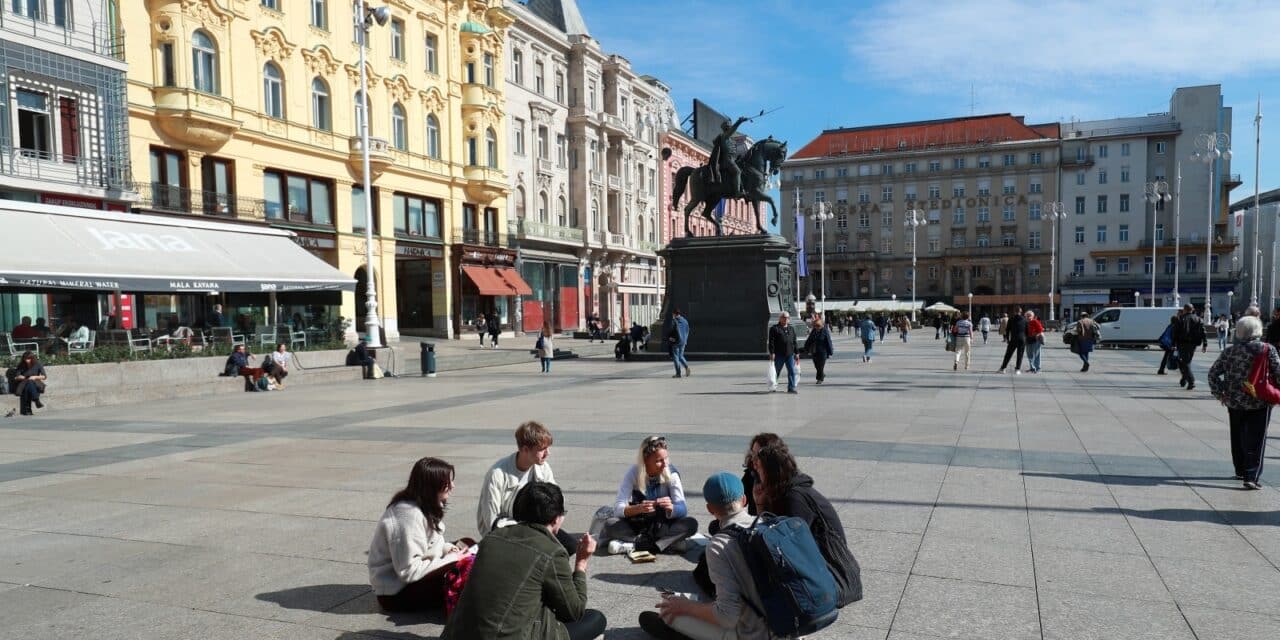 Zagreb: Grupa mladih zasjela na Trgu bana Jelačića