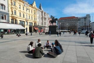 Zagreb: Grupa mladih zasjela na Trgu bana Jelačića