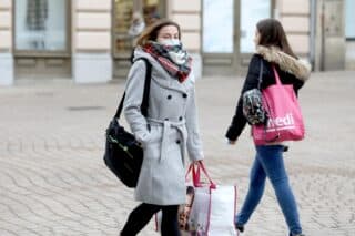 Zagreb: Stiglo vrijeme zimskih kaputa, jakni, šalova i kapa