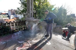 Zagreb: Počelo uklanjanje grafita na Zakmardijevim stubama
