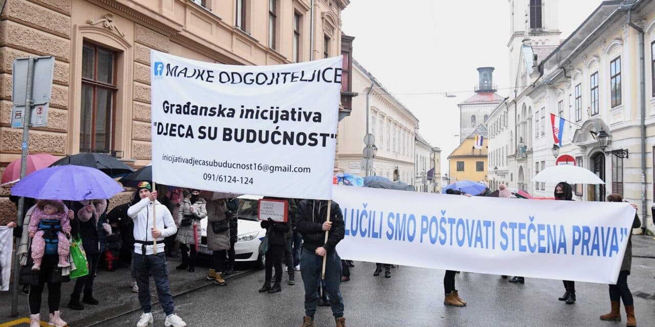 Zagreb: Prosvjed roditelja odgajatelja ispred Gradske skupštine zbog najave modificiranja te mjere