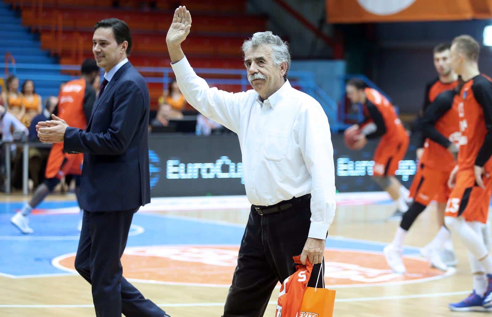Zagreb: Ko�arka�ka legenda Nikola Ple?a� za 70. ro?endan dobio Cedevitin dres