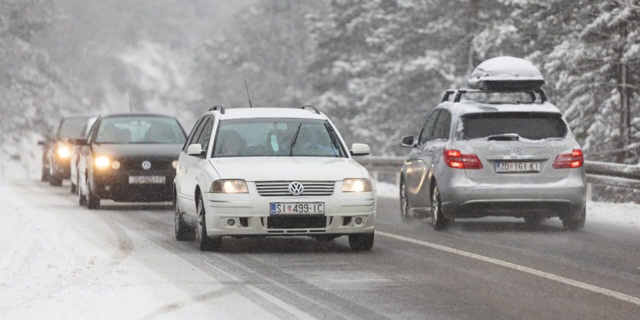 Zbog snijega otežan promet u Lici