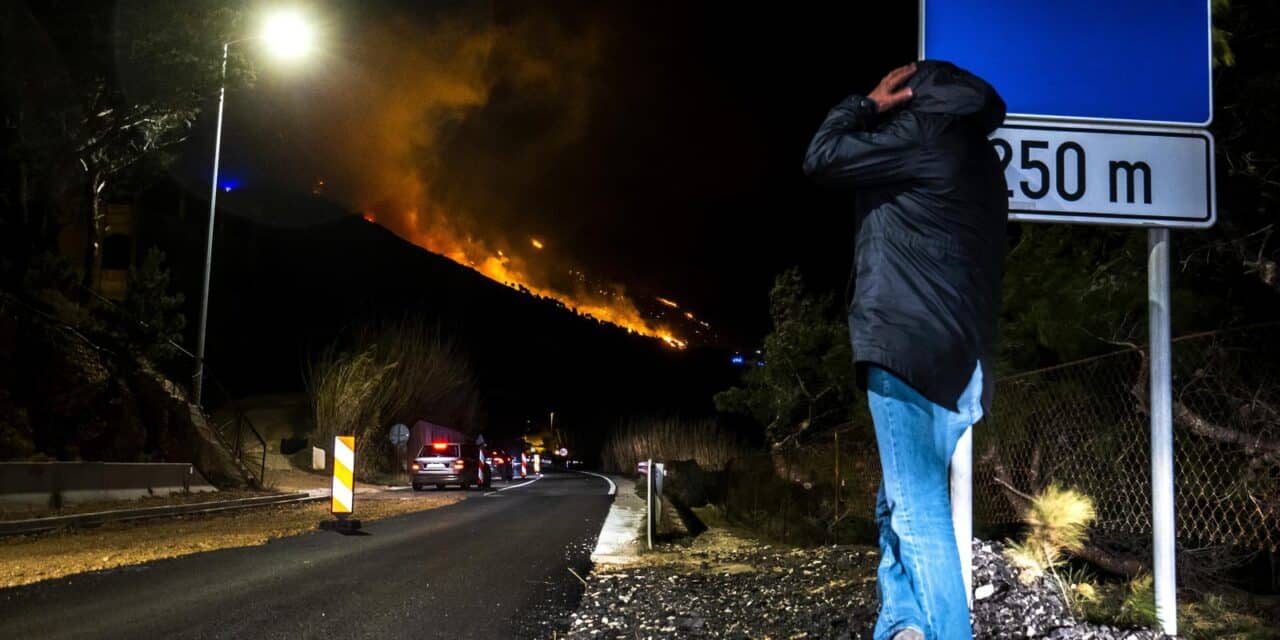 Velik požar planuo je u Lokvi Rogoznici te se širi nošen jakom burom