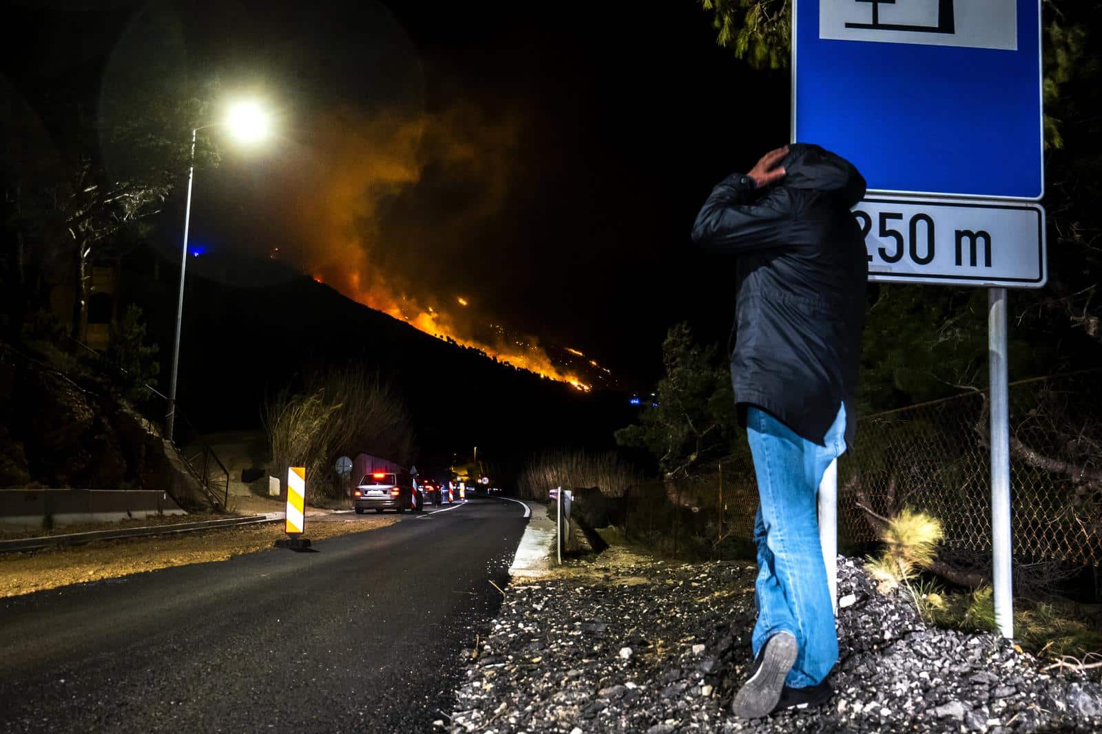 Velik požar planuo je u Lokvi Rogoznici te se širi nošen jakom burom