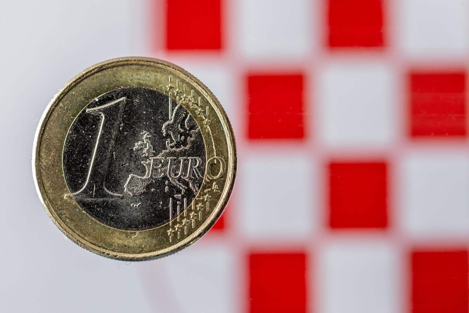 Od 1. siječnja 2023. euro je postao službena valuta u RH