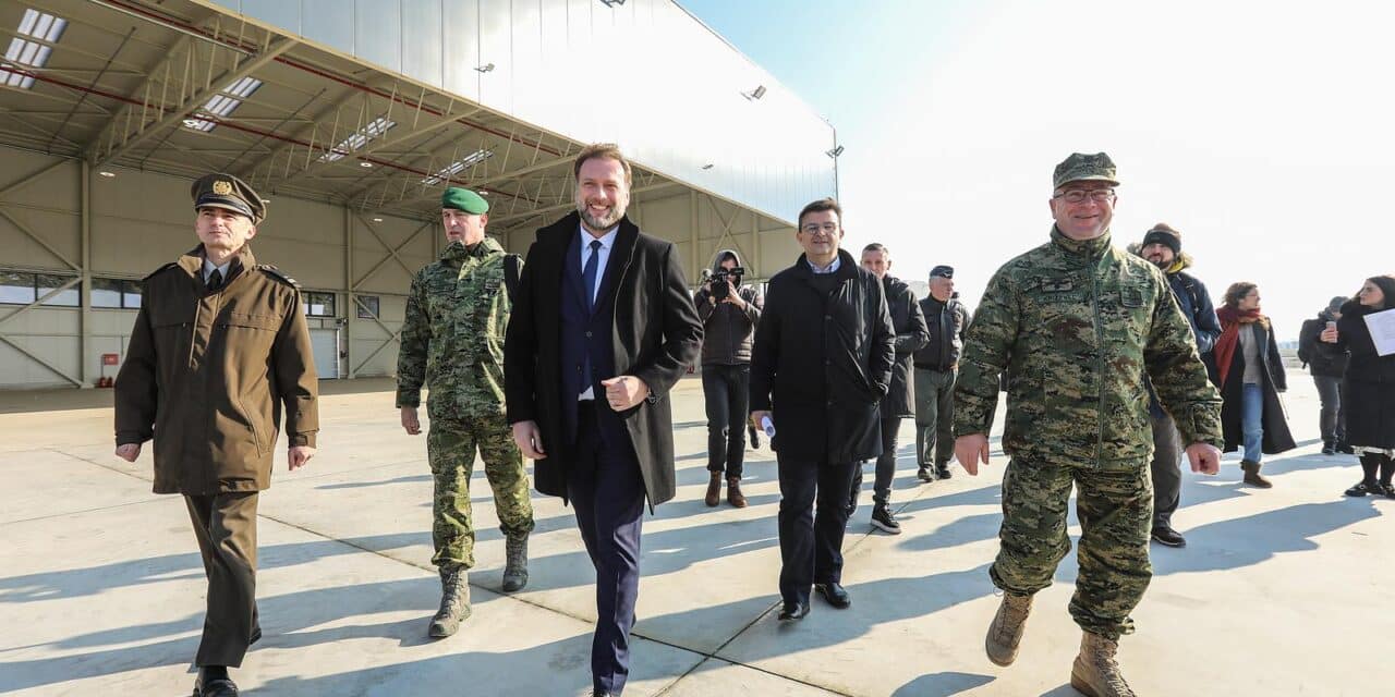 Zagreb: Ministar Banožić u Lučkom obišao radove na hangarima za helikoptere Blackhawk