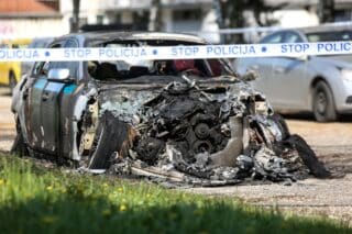 Zagreb: Policijski očevid nad izgorenim automobilom u Dugavama