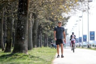Zagreb: Građani uz jezero Jarun provode vrijeme u šetnji, rolanju i vožnji biciklom
