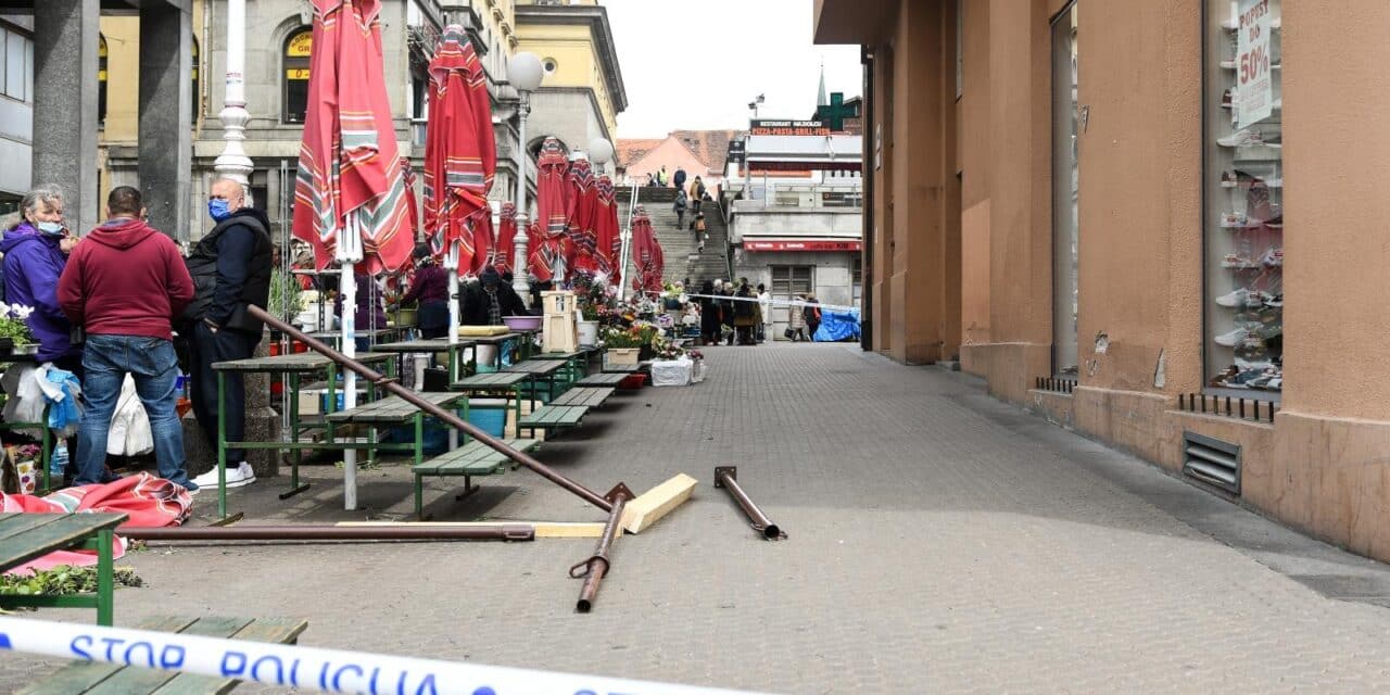 Zagreb: Metalna konstrukcija pala sa zgrade na glavnom Trgu i ozlijedila prolaznika