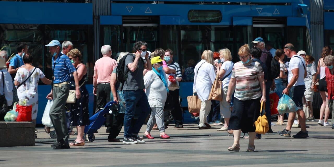 Zagreb: Velike gužva na izlasku i ulasku iz tramvaja uz nepridržavanje mjera o nošenju maski