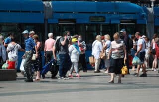 Zagreb: Velike gužva na izlasku i ulasku iz tramvaja uz nepridržavanje mjera o nošenju maski