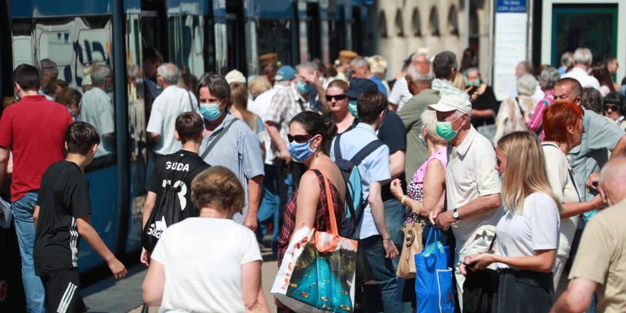 Zagreb: Velike gužva na izlasku i ulasku iz tramvaja uz nepridržavanje mjera o nošenju maski
