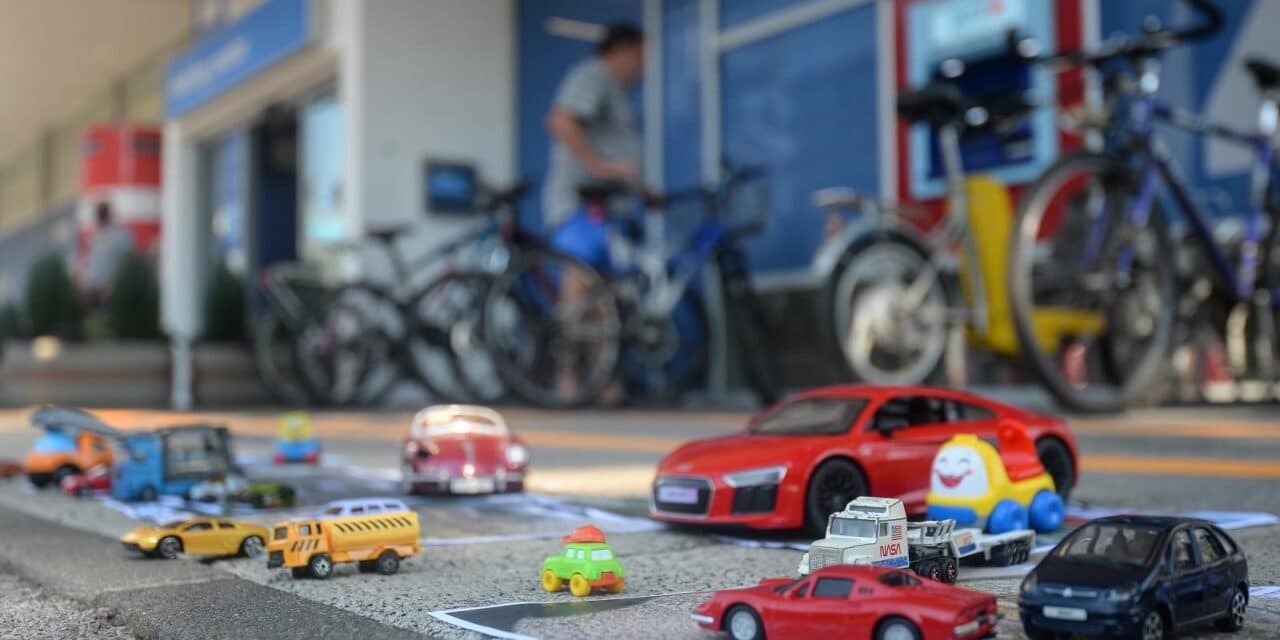 Autići ispred zagrebačkog Holdinga koji nabavlja nova vozila
