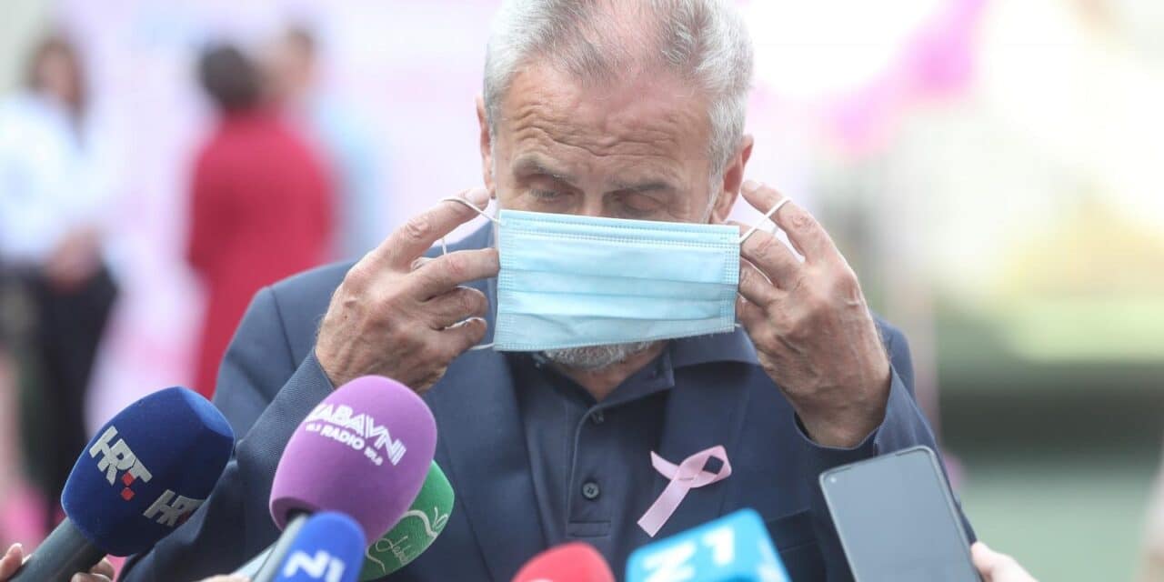Zagreb: Gradonačelnik Bandić uložio velik trud da ispravno stavi zaštitnu masku