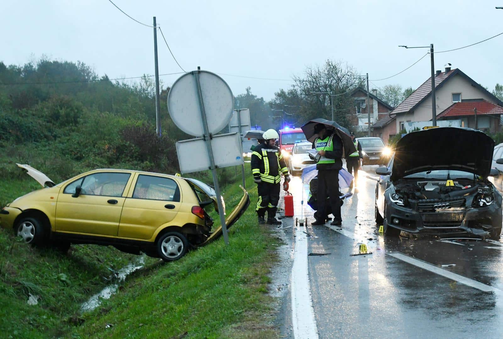 Žažina: Jedna osoba poginula u sudaru dva osobna vozila