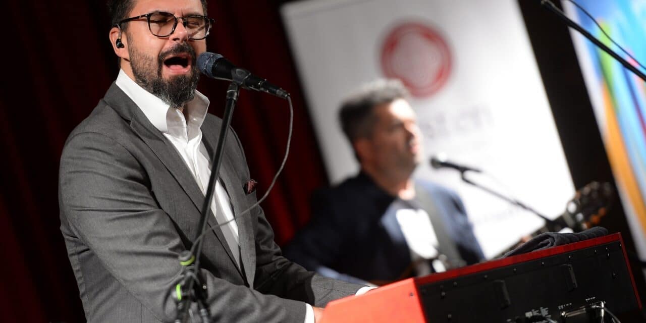 Zagreb: Humanitarni mini akustični koncert Petra Graše i mladih glazbenika