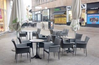 Zagreb: Terase kafića potpuno prazne zbog rosulje i pandemije