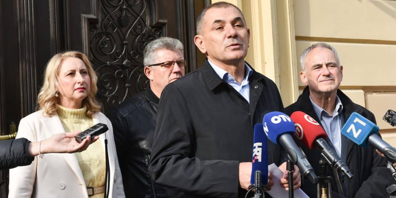 Zagreb: Konferencija za medije stranke Bandić Milan 365 ispred Starogradske vijećnice