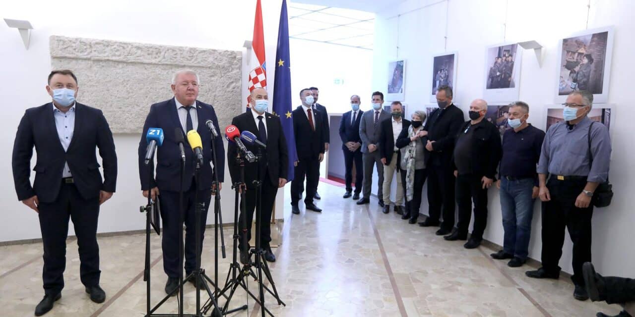 Zagreb: U Saboru je otvorena izložba ratnih fotografija “Vukowar 1991.”