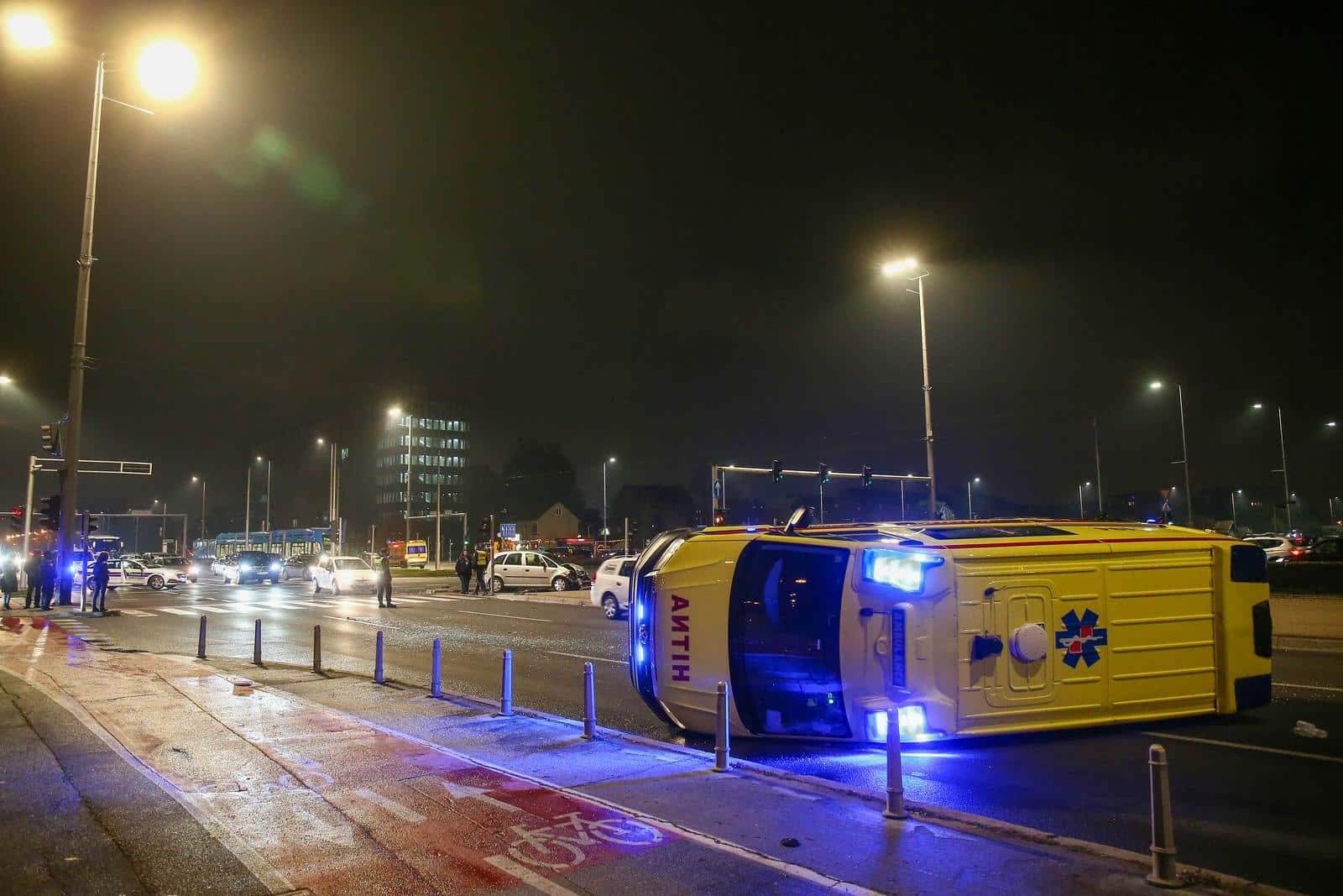 Zagreb: Vozilo hitne pomoći u sudaru s osobnim automobilom završilo na boku