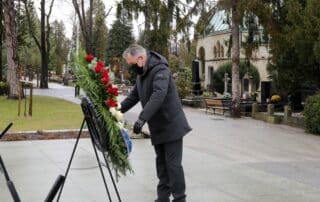 Zagreb: Škoro u povodu obljetnice smrti prvog predsjednika položio vijenac i zapalio svijeće na Mirogoju