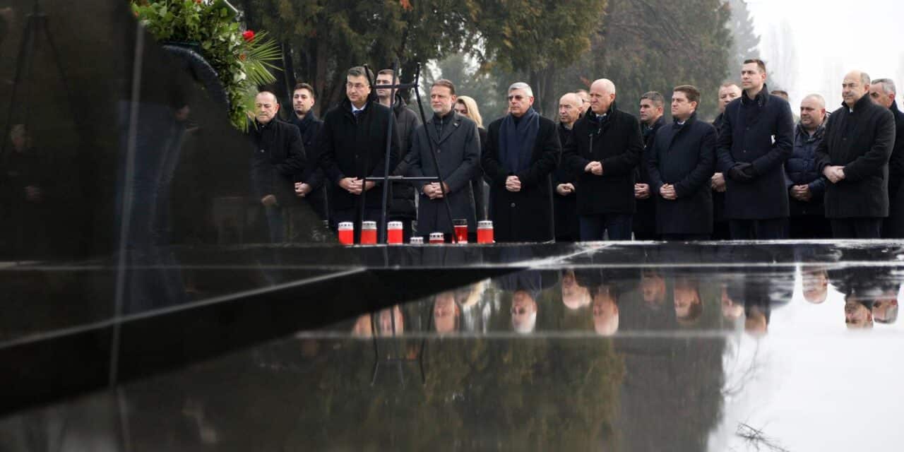 Zagreb: Polaganje vijenaca na Mirogoju povodom 22. obljetnice smrti Franje Tuđmana