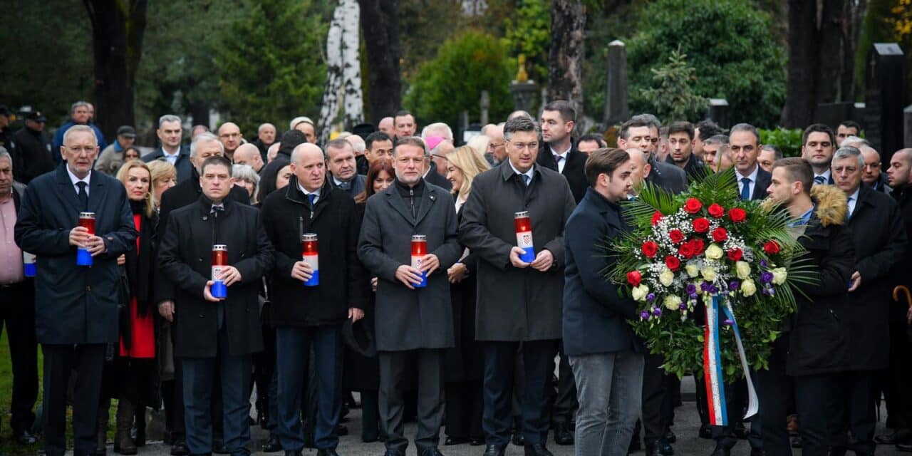 Plenković s izaslanstvom položio vijenac na Mirogoju povodom 23. obljetnice smrti prvog hrvatskog predsjednika
