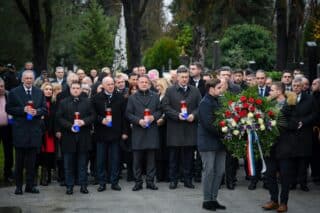 Plenković s izaslanstvom položio vijenac na Mirogoju povodom 23. obljetnice smrti prvog hrvatskog predsjednika