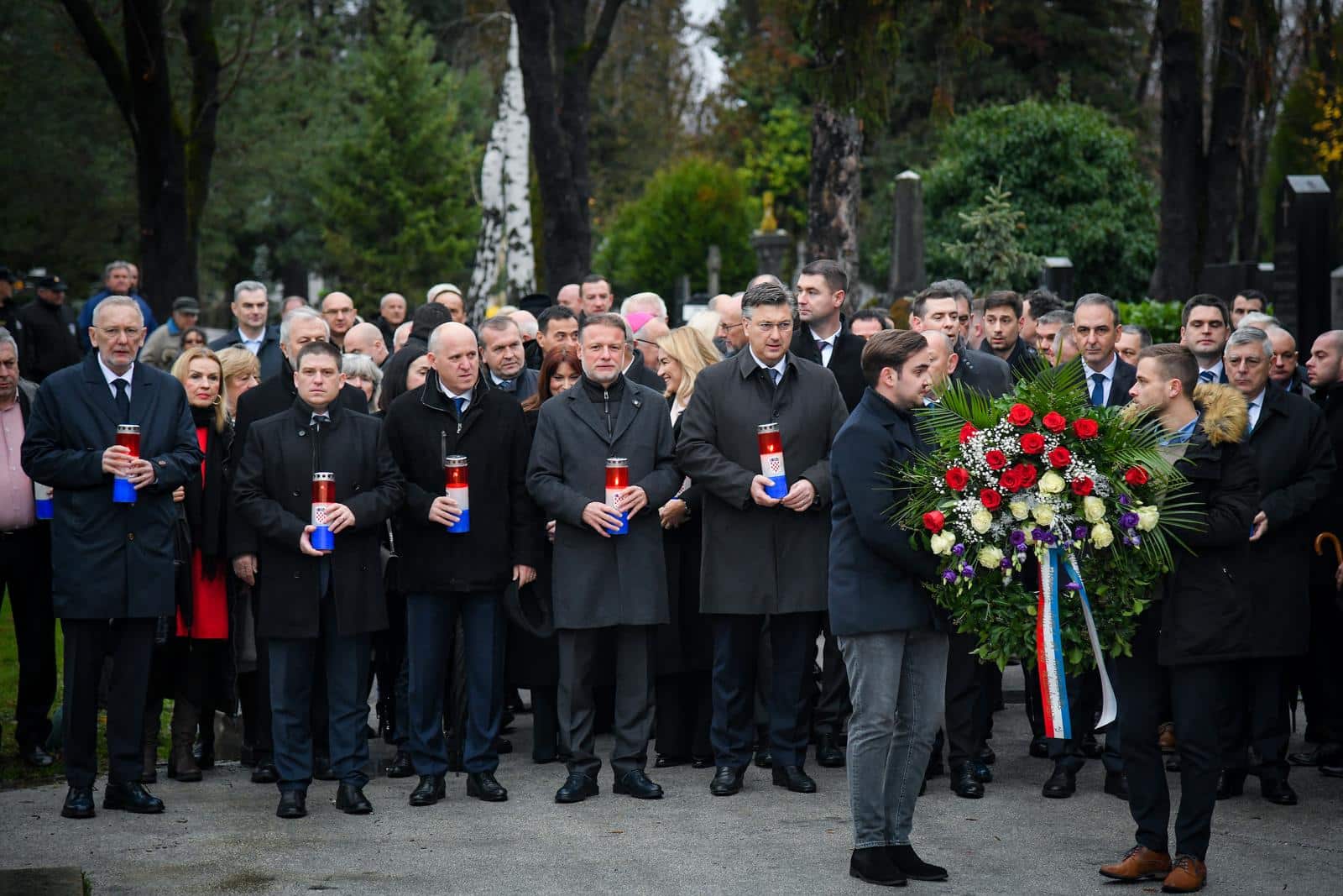 Plenković s izaslanstvom položio vijenac na Mirogoju povodom 23. obljetnice smrti prvog hrvatskog predsjednika