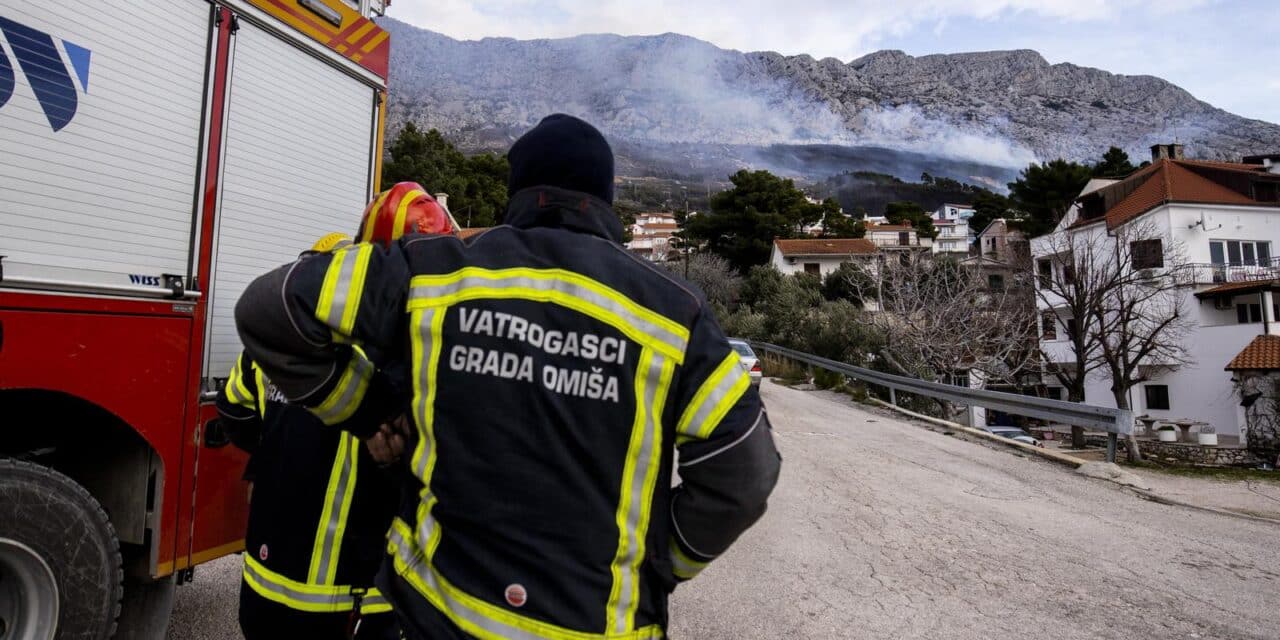 Vatrogasci gase veliki požar koji je sinoć planuo u Lokvi Rogoznici