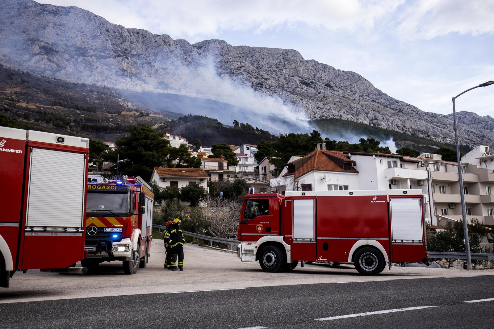 Vatrogasci gase veliki požar koji je sinoć planuo u Lokvi Rogoznici