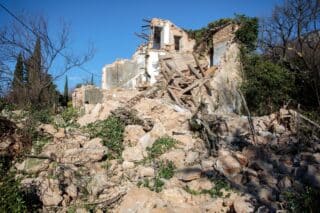 Zbog udara bure urušena je  stara, napuštena kuća u selu Kričina kod Bribira