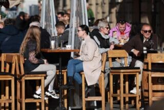 Zagreb: Sunčan dan izmamio građane na terase kafića