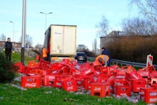 Zagreb: Iz kamiona ispale boce Coca-Cole