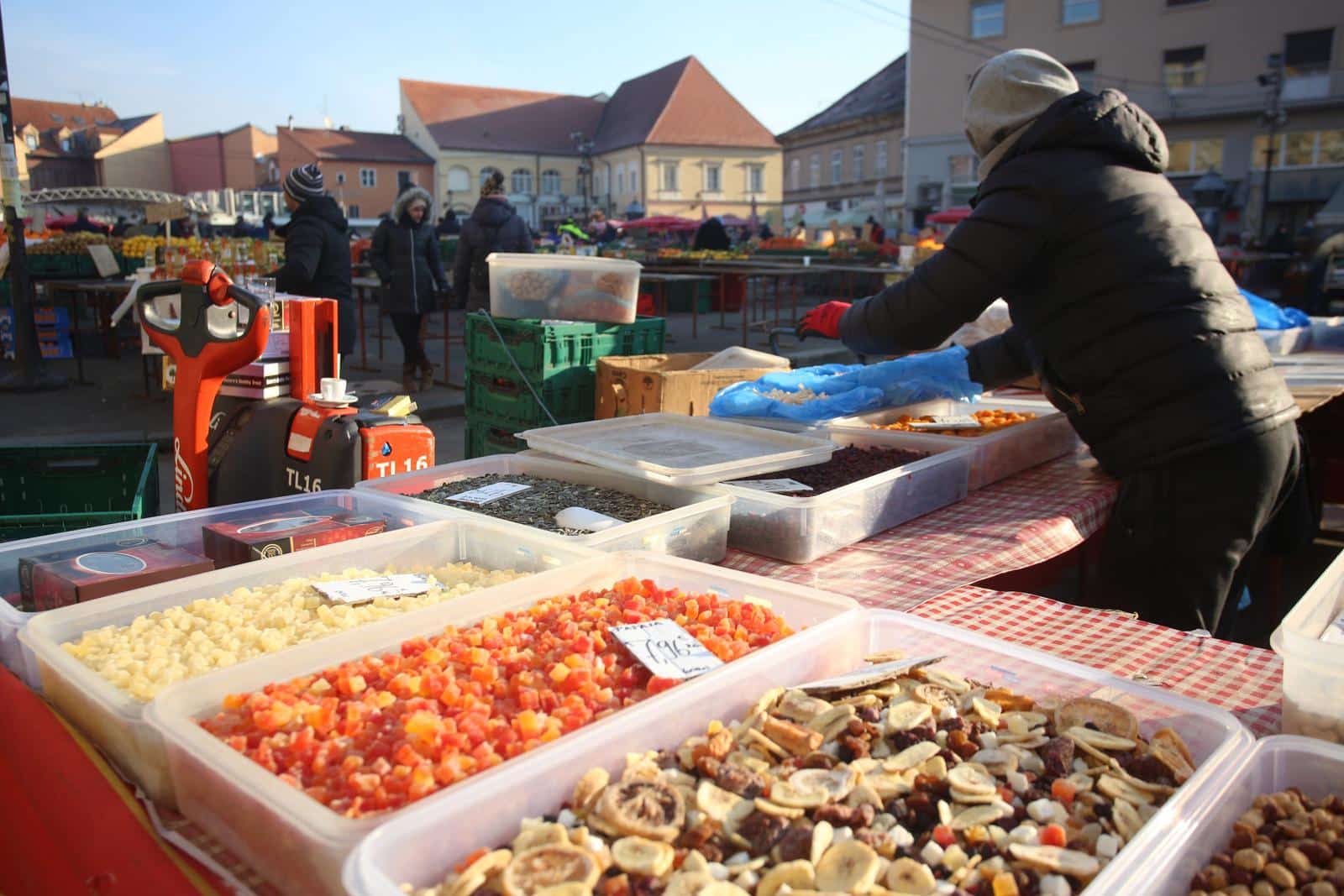 Zagreb: Hladno jutro na tržnici Dolac