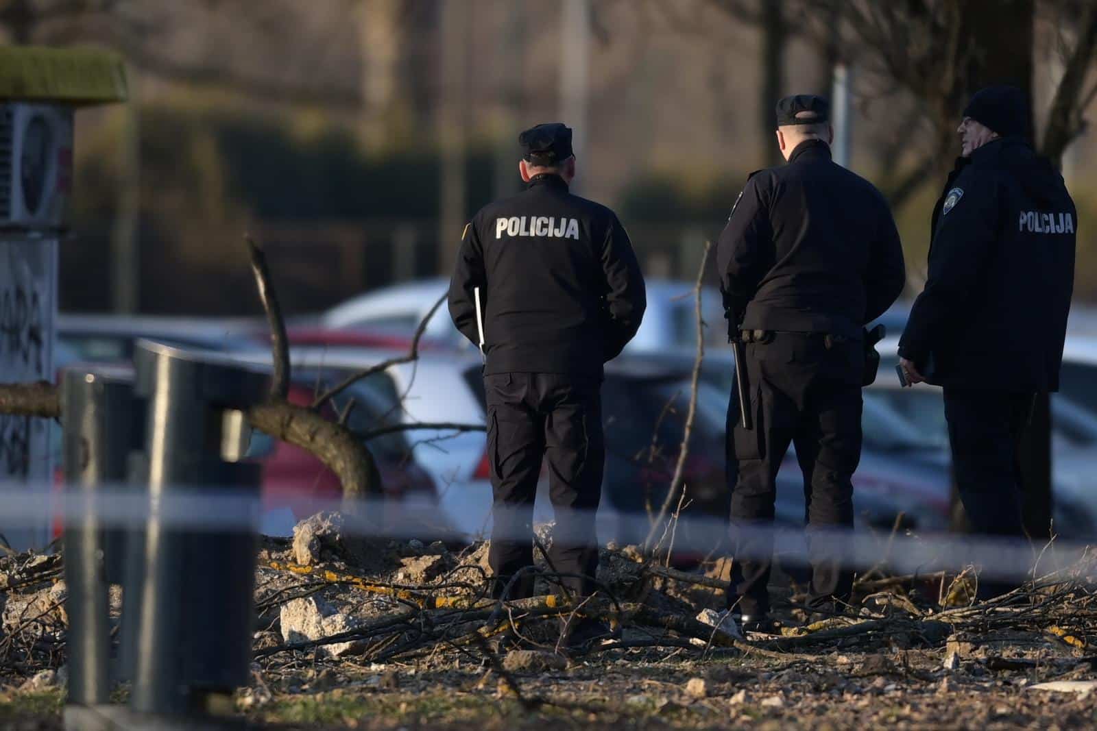 Na Jarunu specijalizirani timovi, prona?en krater i dva padobrana