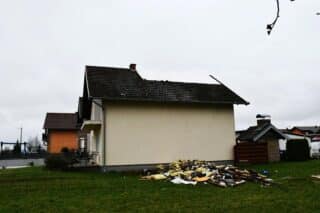 Sibinj: Grom udario u obiteljsku kuću i zapalio krovište
