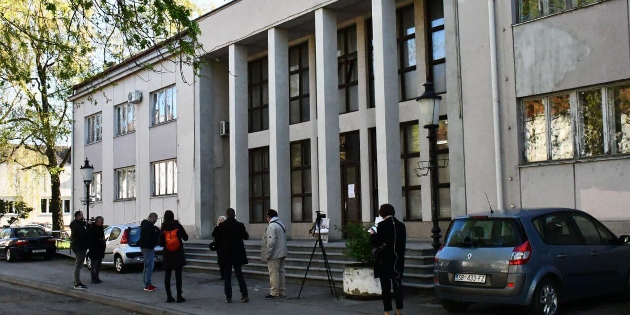 Slavonski Brod: Prosvjed ispred zgrade suda gdje traje suđenje za ubojstvo djevojčice Nikoll Dedić