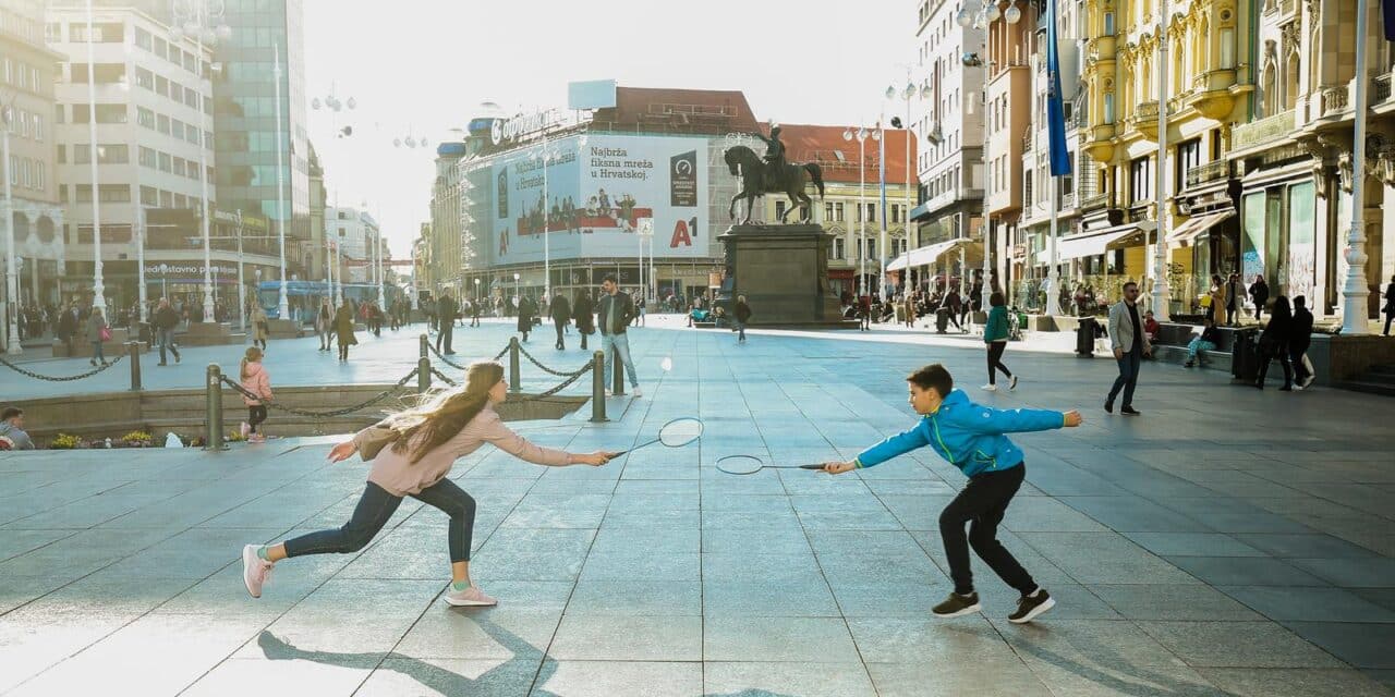 Zagreb: Simpatični dvojac zaigrao je badminton na glavnom gradskom trgu