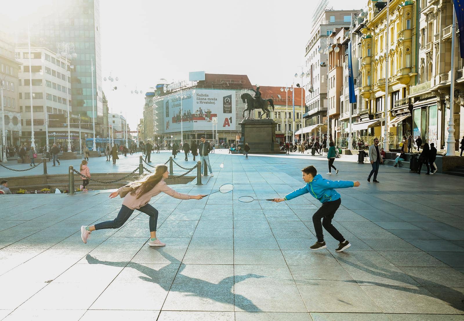 Zagreb: Simpatični dvojac zaigrao je badminton na glavnom gradskom trgu