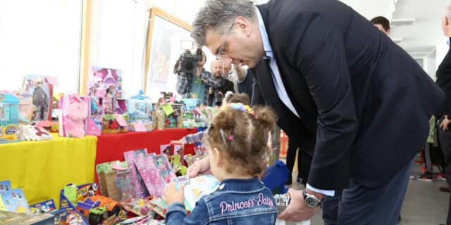 Ivanić-Grad: Premijer Plenković u društvu kćeri Mile obišao Festival igračaka